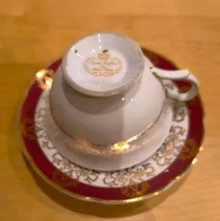 Taza de té y plato de porcelana