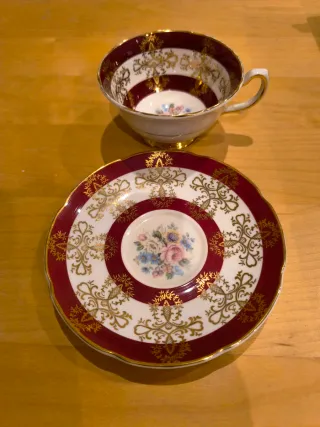 Taza de té y plato de porcelana