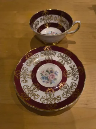 Taza de té y plato de porcelana