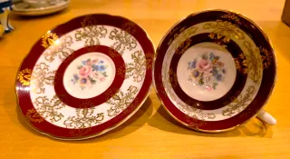 Taza de té y plato de porcelana