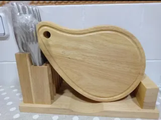 Tavole per bistecca con coltelli e forchette