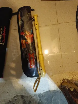 Flauta dulce amarilla con funda