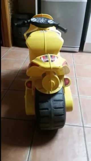 Moto de juguete amarilla