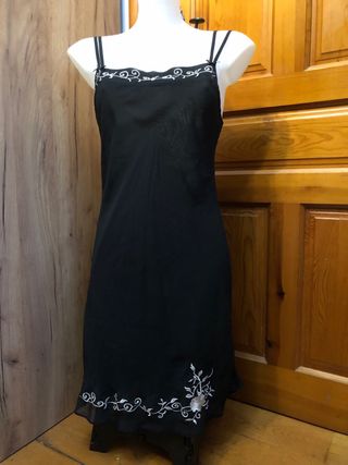 Camisón negro con bordados