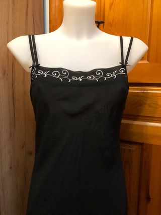Camisón negro con bordados