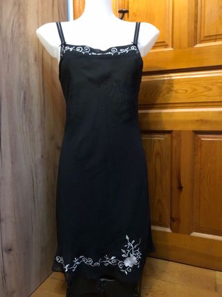 Camisón negro con bordados