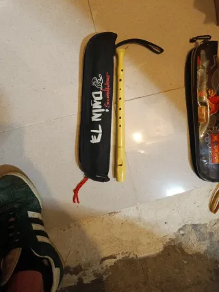 Flauta dulce amarilla con funda