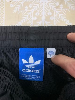 Tuta Adidas nera con strisce bianche