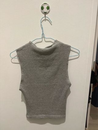 Top Zara gris sin mangas