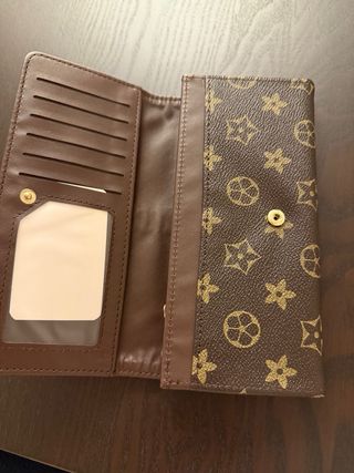 Portafoglio donna marrone con logo dorato