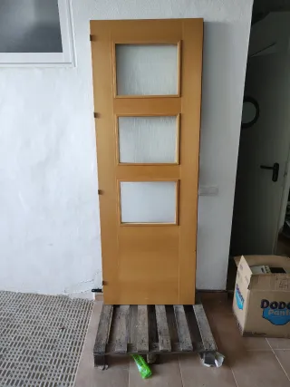 Puerta de madera con 3 cristales