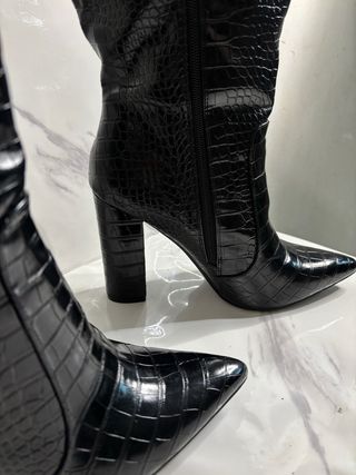 Stivali neri lucidi effetto pitone fuori Tutt’e