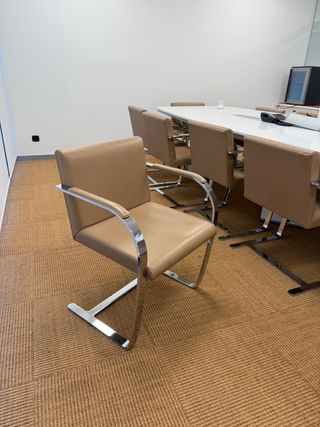 Silla italiana cantilever cromada – tapizado beige