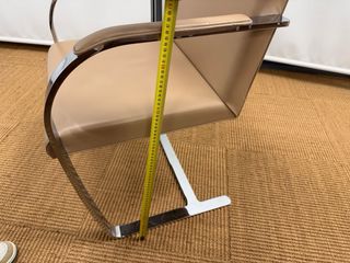 Silla italiana cantilever cromada – tapizado beige