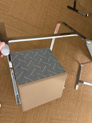 Silla italiana cantilever cromada – tapizado beige