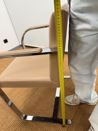 Silla italiana cantilever cromada – tapizado beige