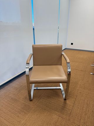 Silla italiana cantilever cromada – tapizado beige