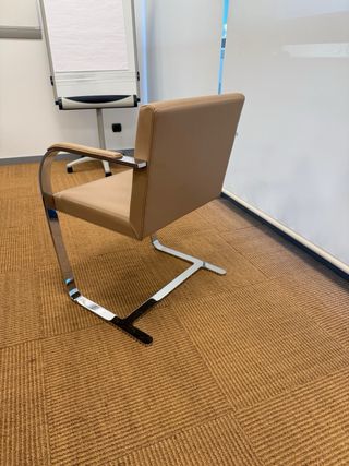 Silla italiana cantilever cromada – tapizado beige