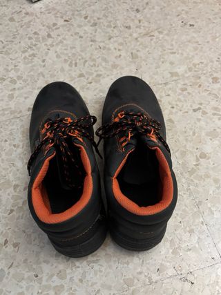 Zapatos de seguridad negros y naranjas