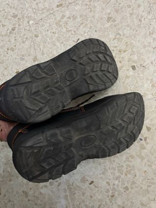 Zapatos de seguridad negros y naranjas