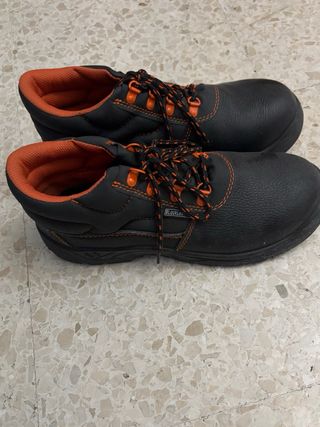 Zapatos de seguridad negros y naranjas