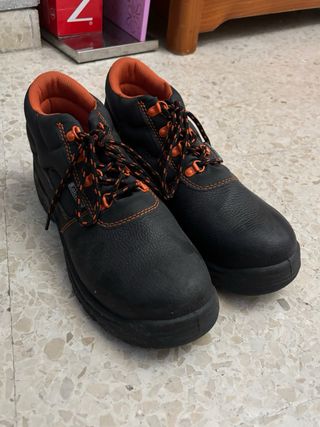 Zapatos de seguridad negros y naranjas
