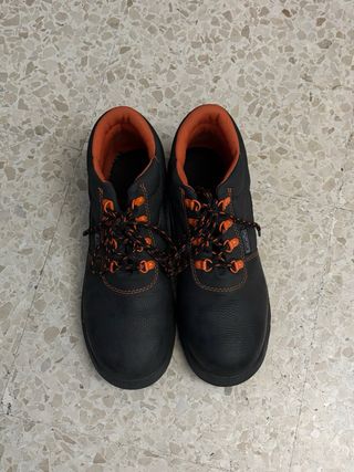 Zapatos de seguridad negros y naranjas