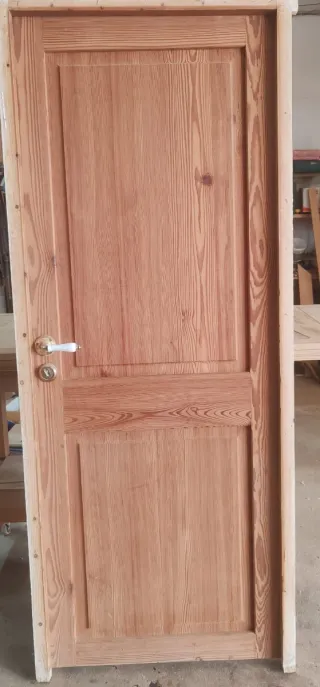Puerta de madera maciza con marco y manivela