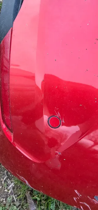 Parachoques trasero rojo