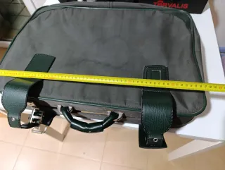 Maleta antigua verde con cierres