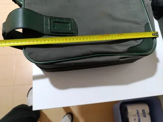 Maleta antigua verde con cierres