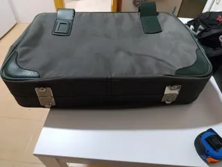 Maleta antigua verde con cierres