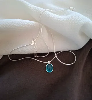 Collar plata con piedra lunar.