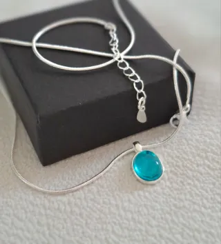 Collar plata con piedra lunar.