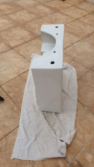 Lavabo de baño de porcelana blanco
