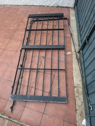 Puerta reja de hierro con marco