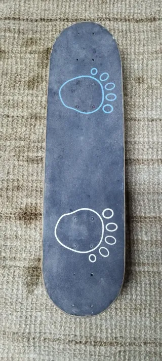 Monopatín infantil con huellas