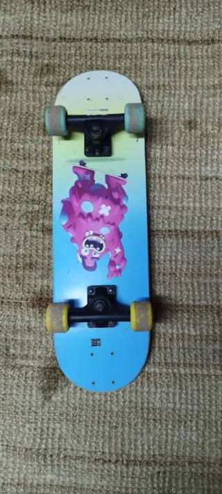 Monopatín infantil con huellas