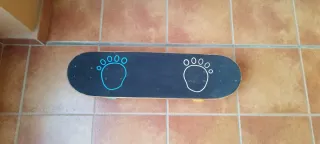 Monopatín infantil con huellas