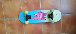 Monopatín infantil con huellas