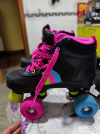 Patines en línea negros y rosas