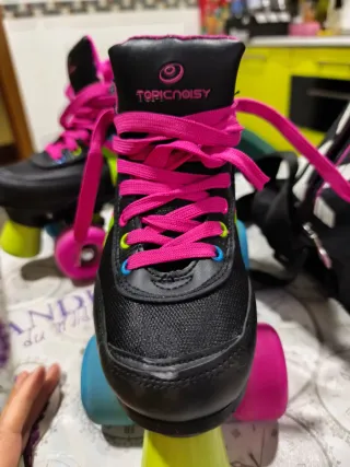 Patines en línea negros y rosas