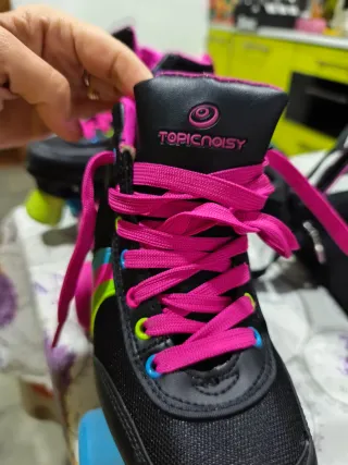 Patines en línea negros y rosas