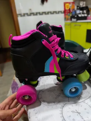 Patines en línea negros y rosas