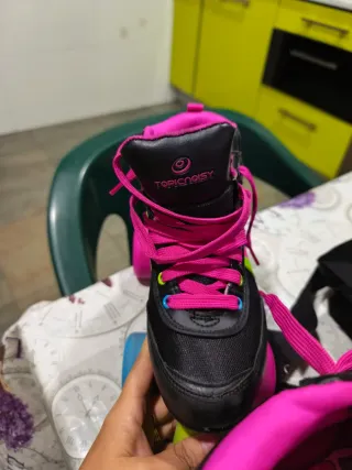 Patines en línea negros y rosas