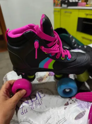 Patines en línea negros y rosas