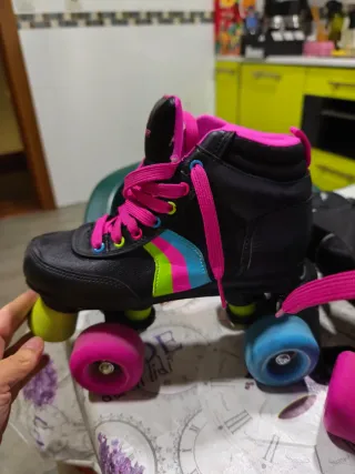 Patines en línea negros y rosas