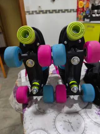 Patines en línea negros y rosas