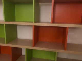 Libreria componibile colorata