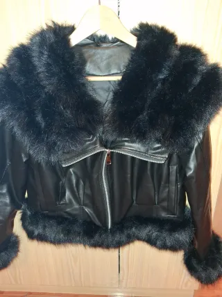 Chaqueta negra con pelo sintético